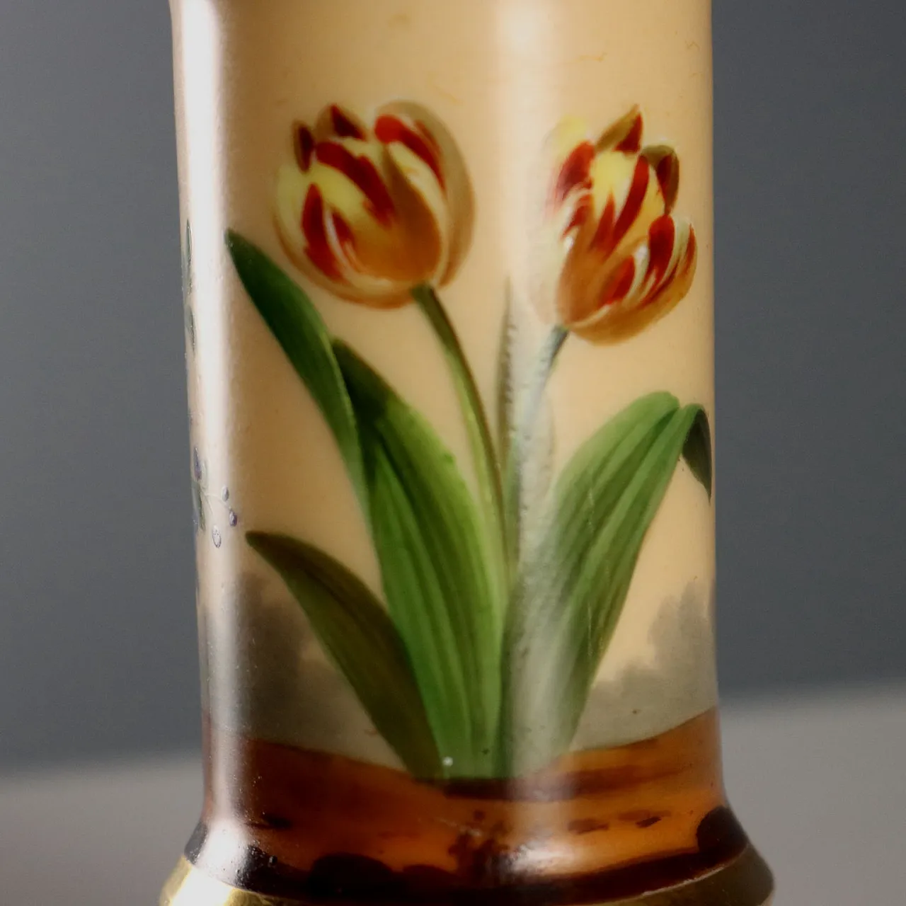 Pair of porcelain vases painted with wildflowers, 19th century 7