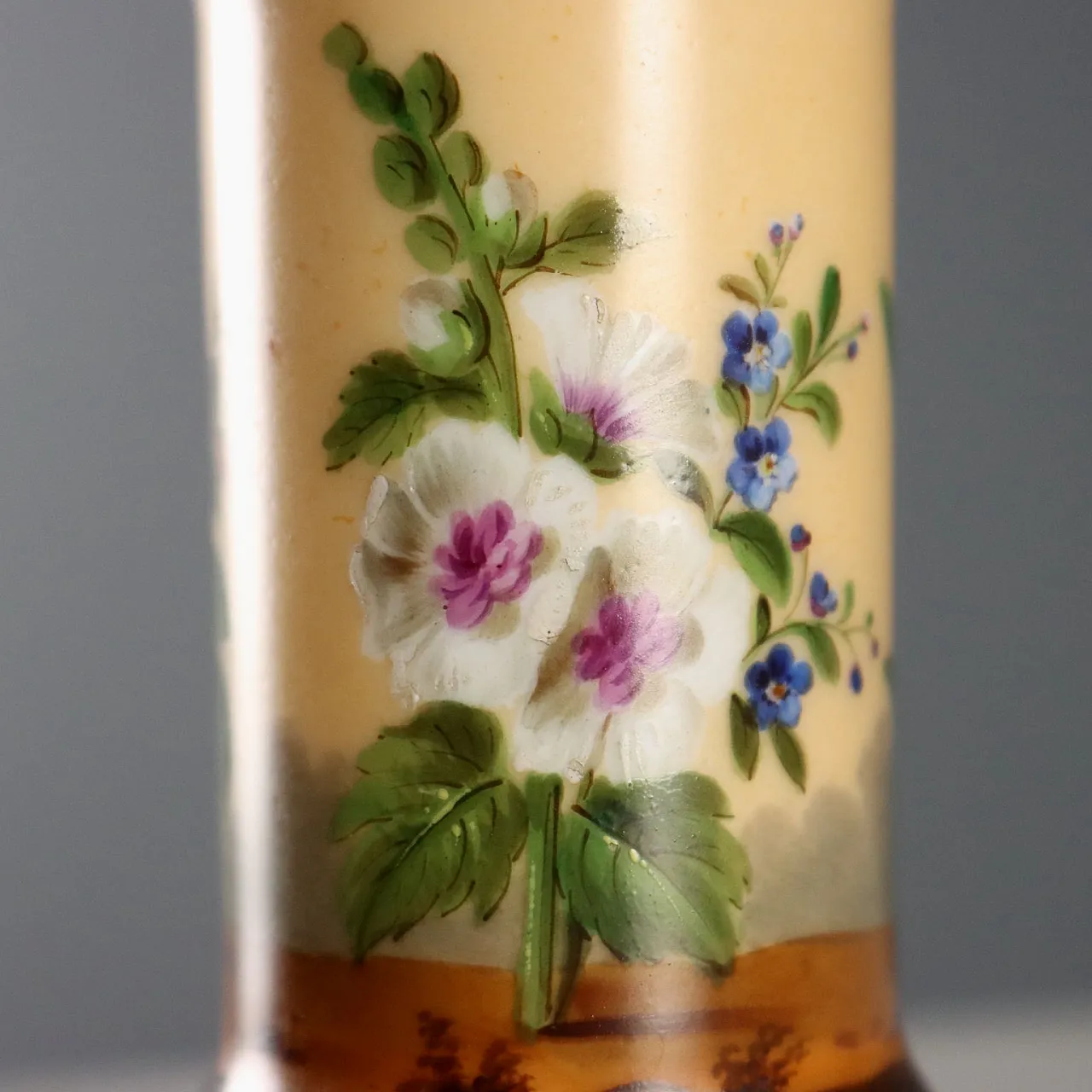 Pair of porcelain vases painted with wildflowers, 19th century 8