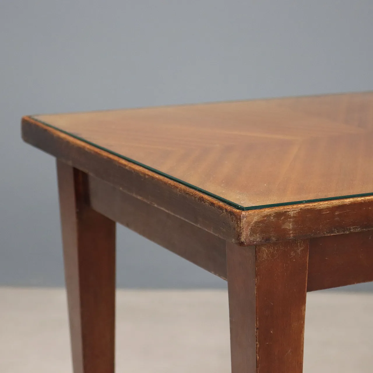 Tavolino in faggio tinto, mogano e piano in vetro trasparente, '900 3