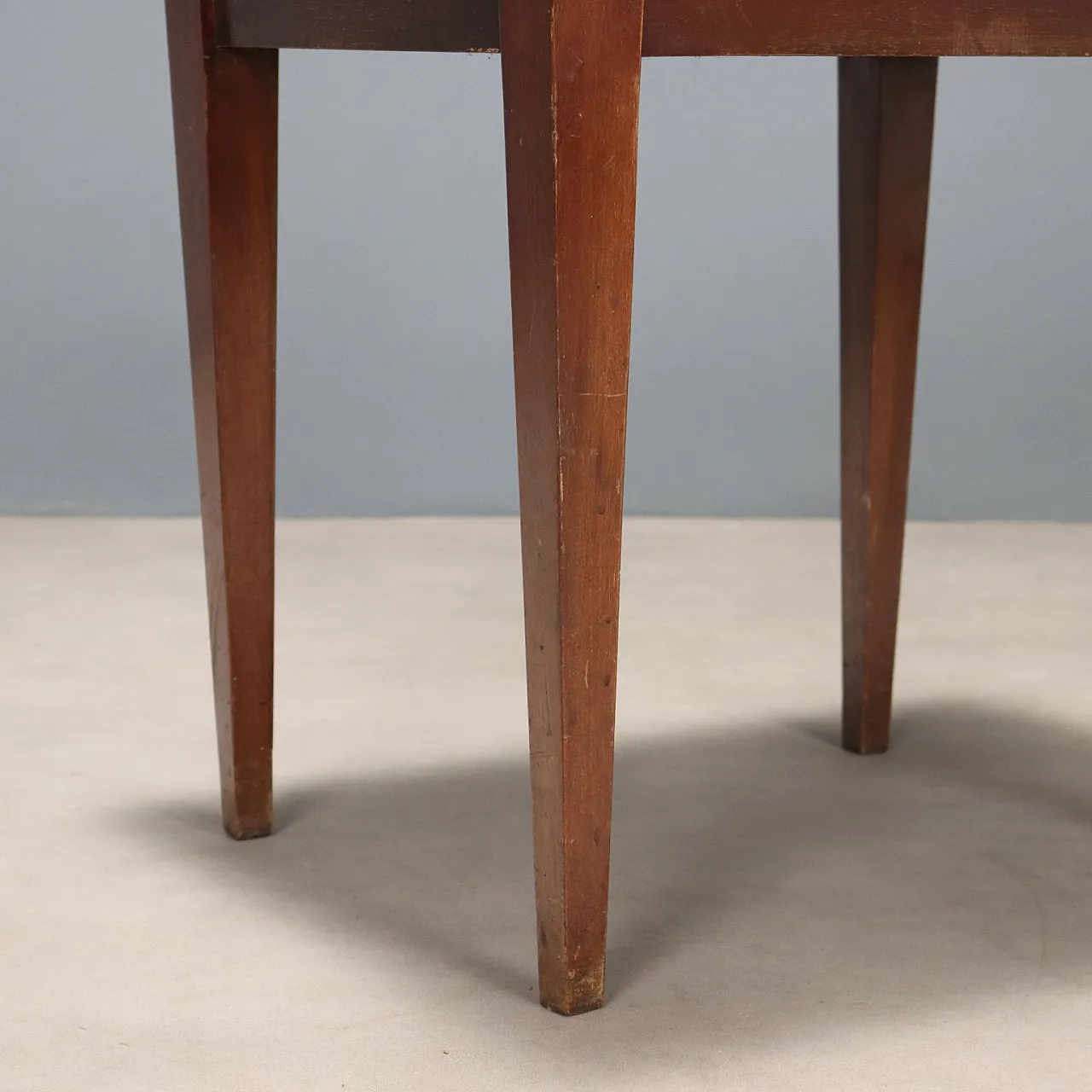 Tavolino in faggio tinto, mogano e piano in vetro trasparente, '900 5