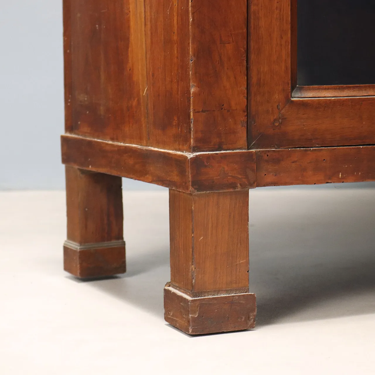 Vetrina Impero in noce con ante in vetro, primo '800 10