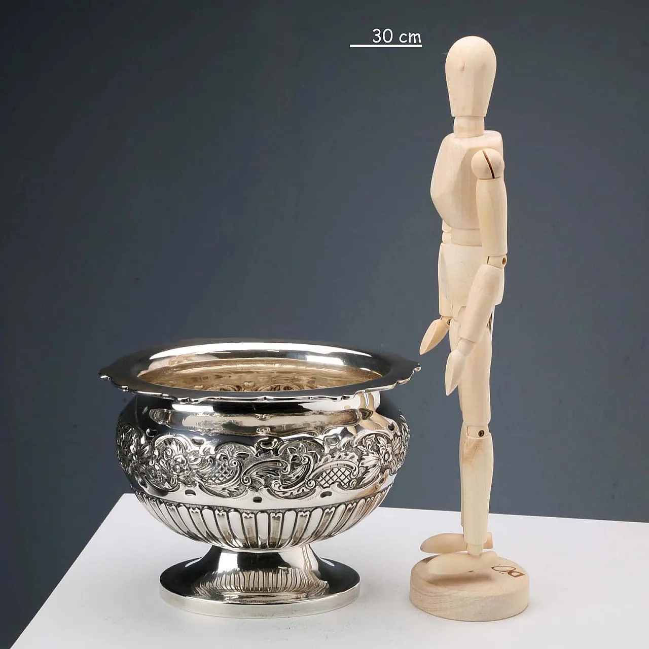 Vaso in argento 925 sbalzato, scanalato e cesellato, '800 2