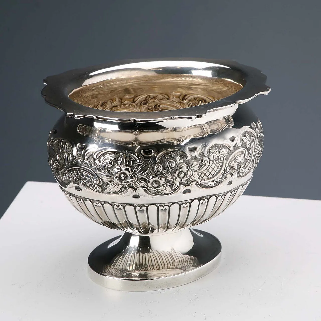 Vaso in argento 925 sbalzato, scanalato e cesellato, '800 3