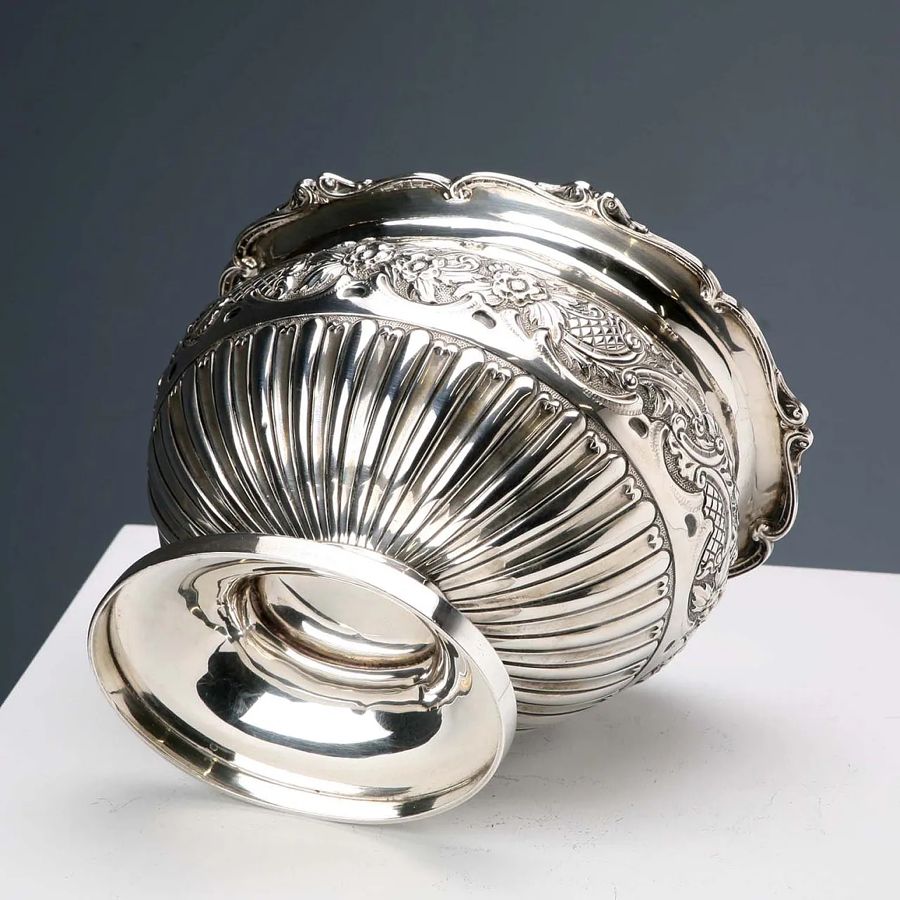 Vaso in argento 925 sbalzato, scanalato e cesellato, '800 5