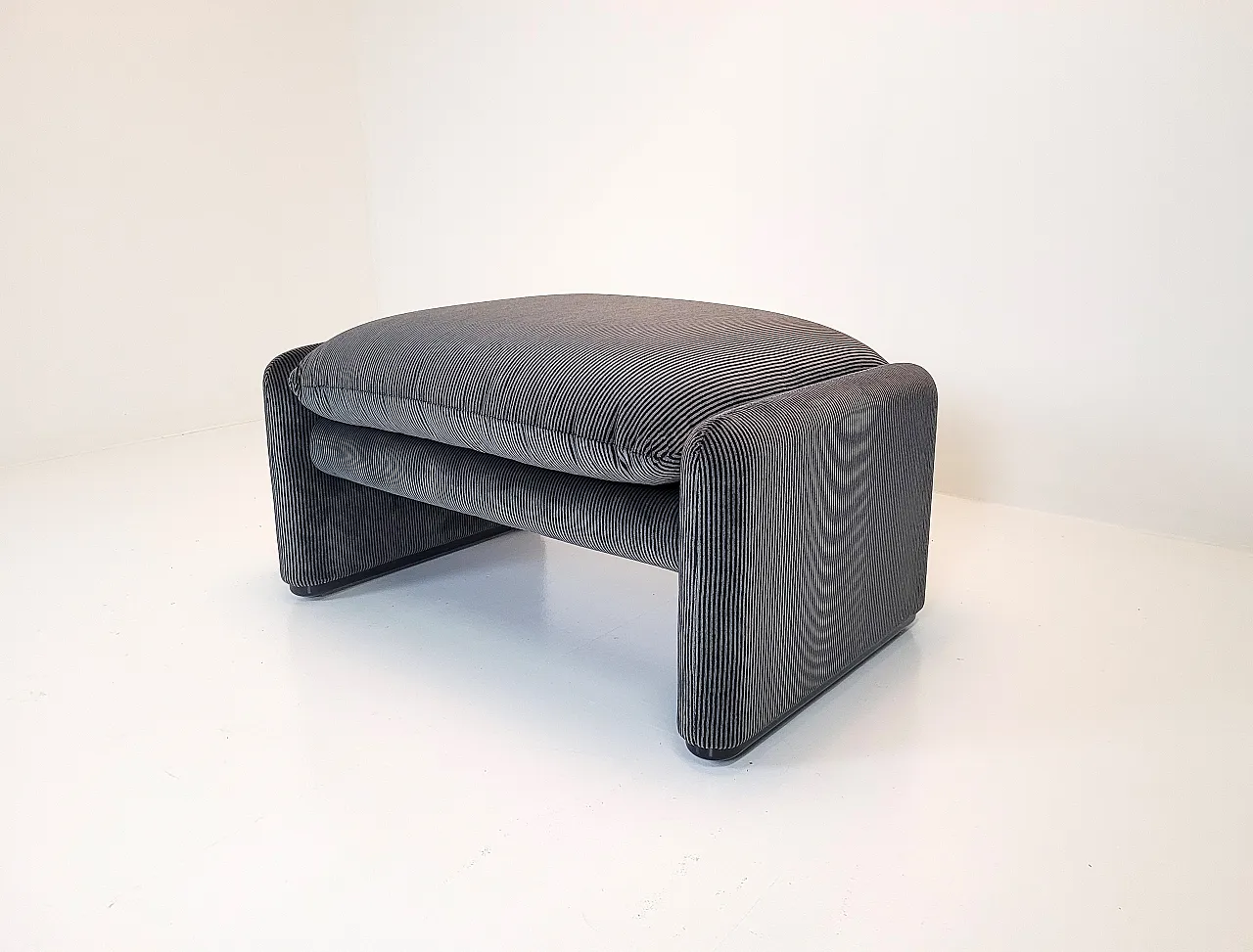 Maralunga Footstool by Magistretti for Cassina, 70s 4