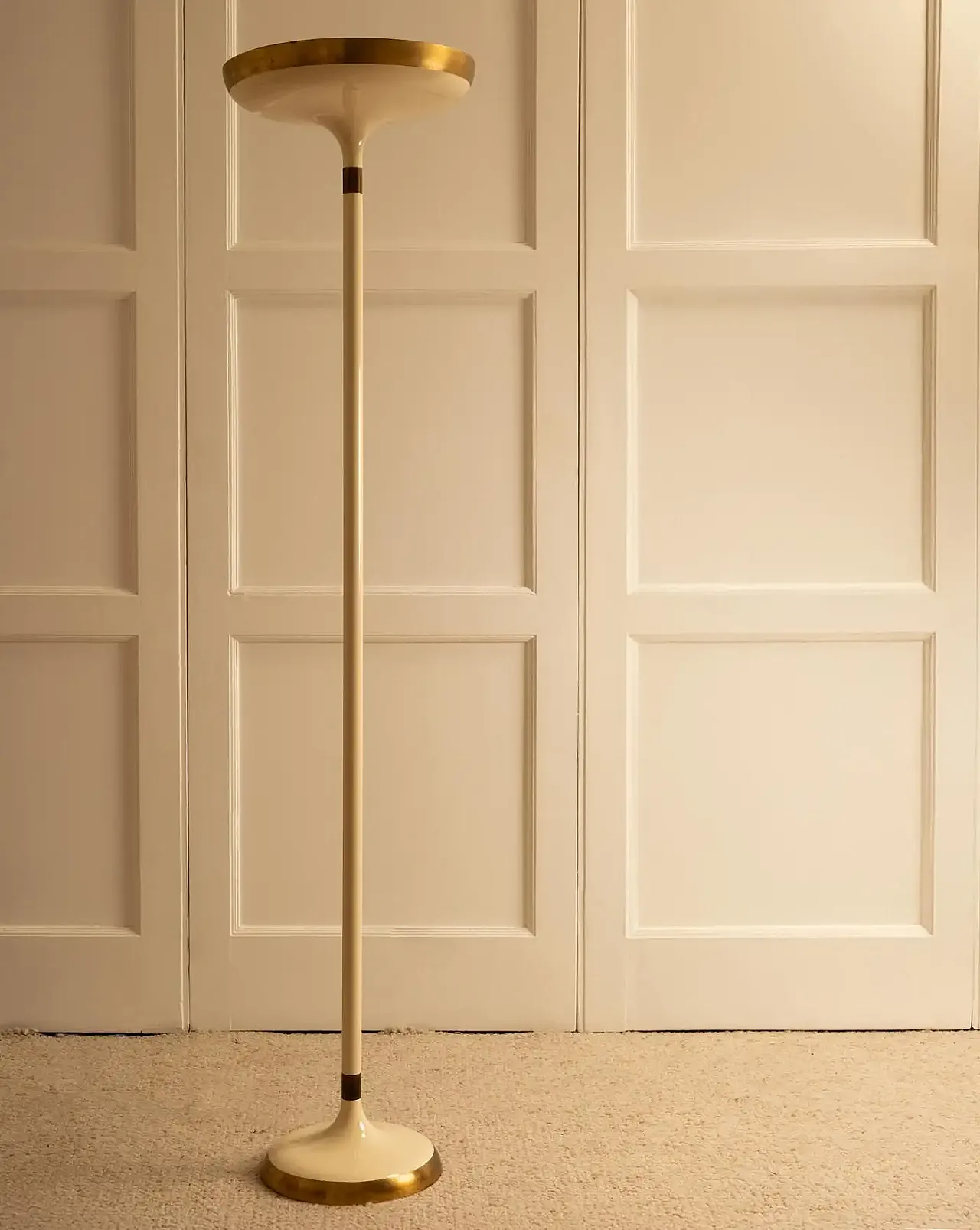 Lampada da terra in ottone e metallo, anni '70 3