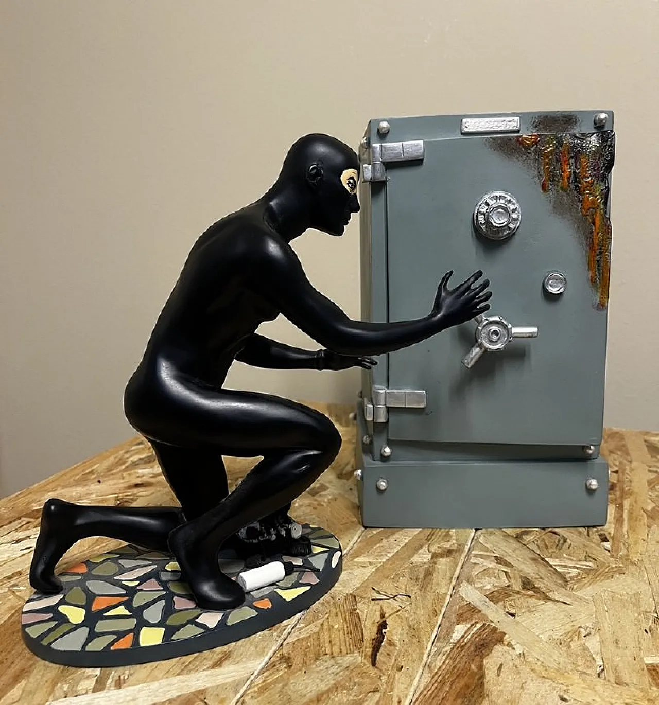 Coppia da collezione Diabolik with Safe in resina di Astorina, 2000 1