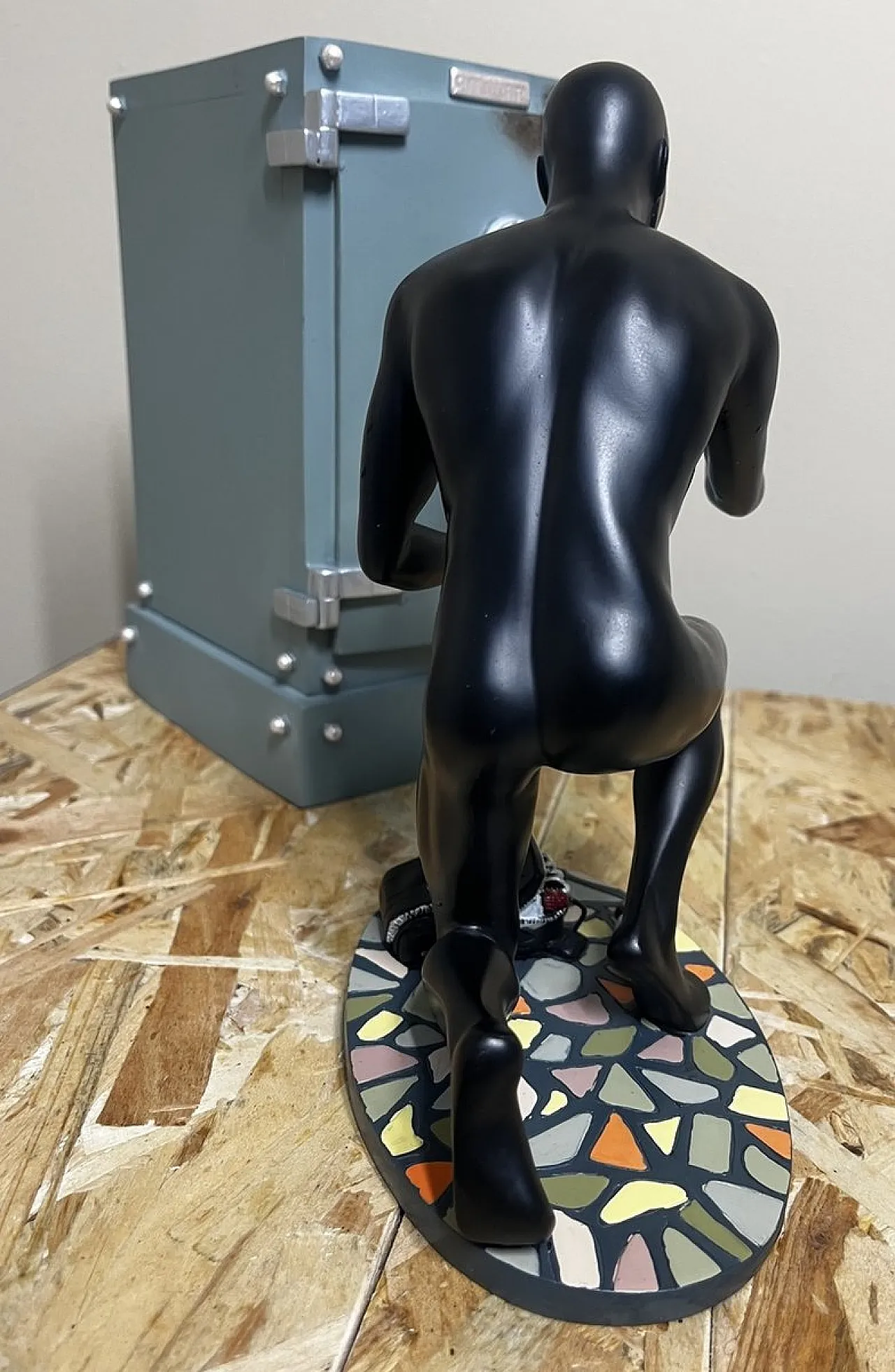 Coppia da collezione Diabolik with Safe in resina di Astorina, 2000 2