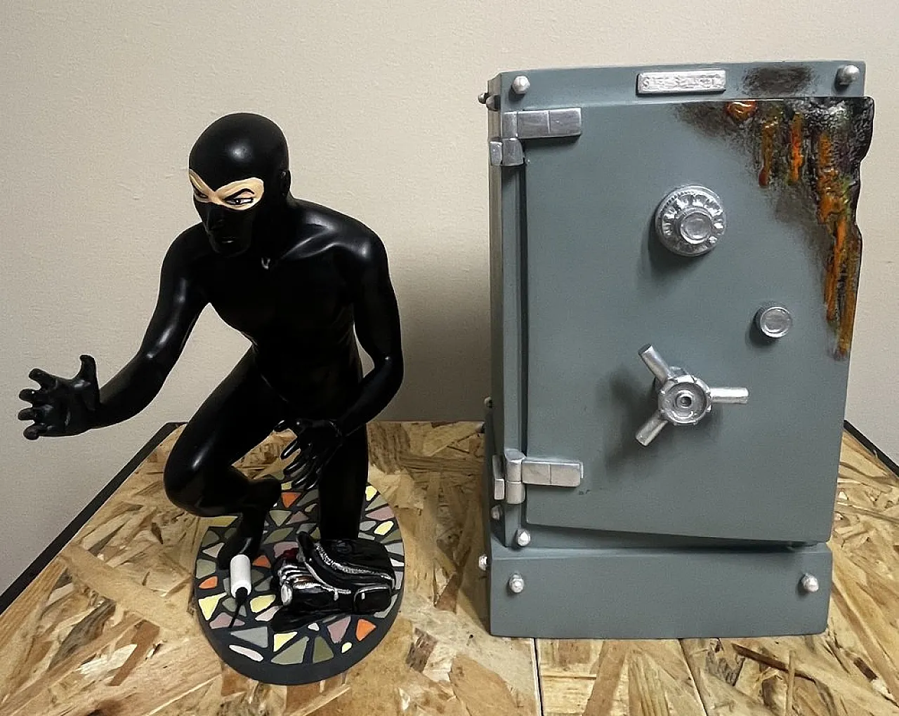 Coppia da collezione Diabolik with Safe in resina di Astorina, 2000 4