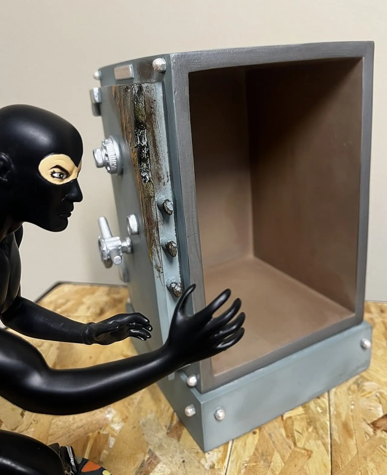 Coppia da collezione Diabolik with Safe in resina di Astorina, 2000 5