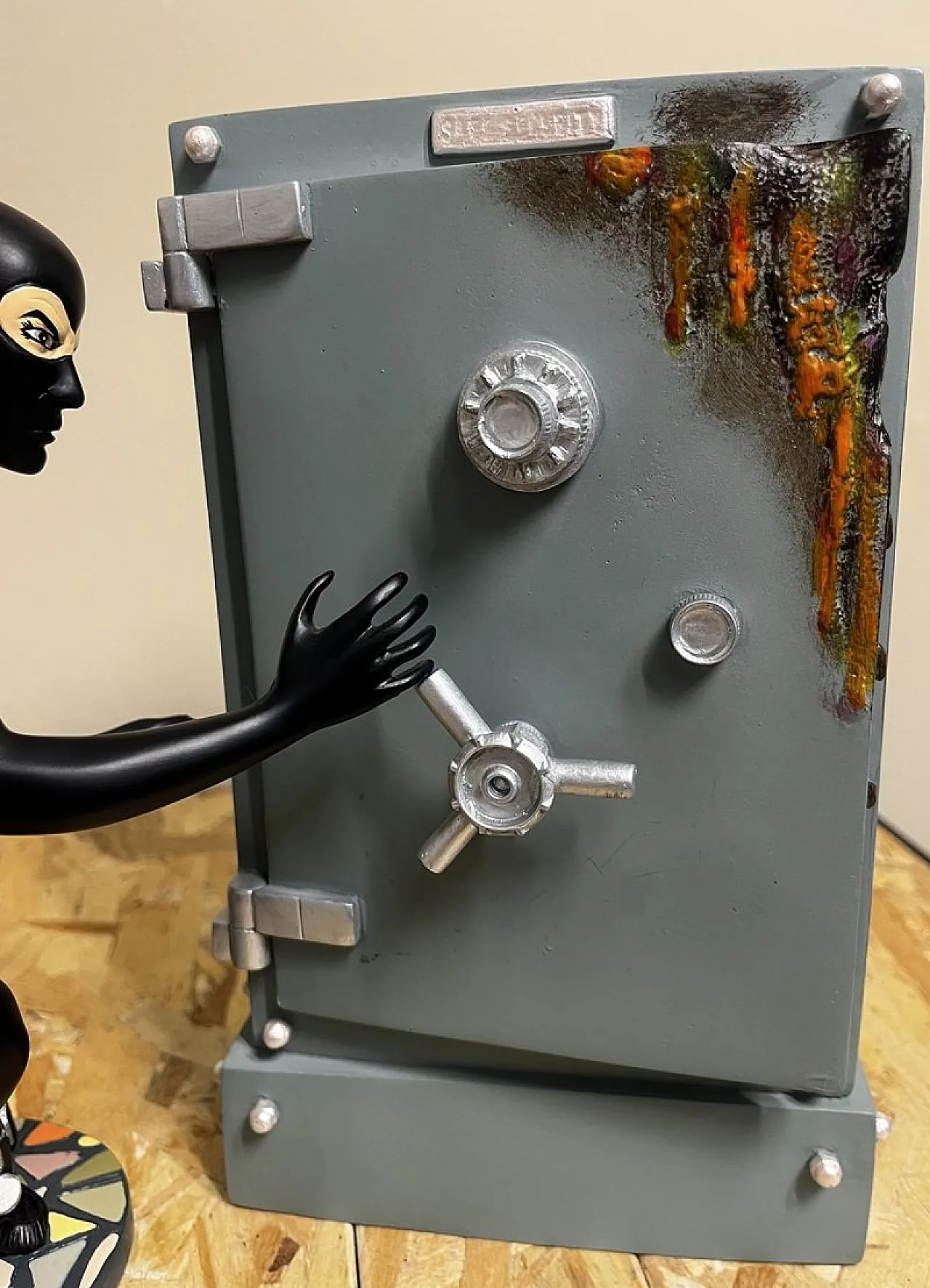 Coppia da collezione Diabolik with Safe in resina di Astorina, 2000 6