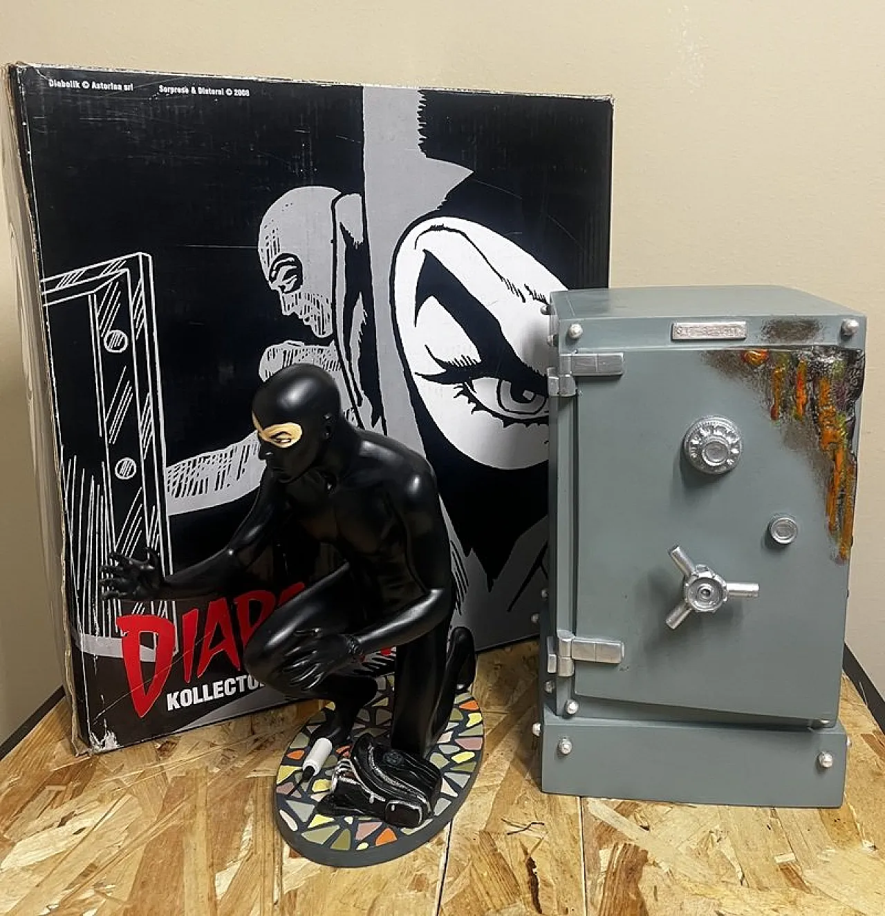 Coppia da collezione Diabolik with Safe in resina di Astorina, 2000 8