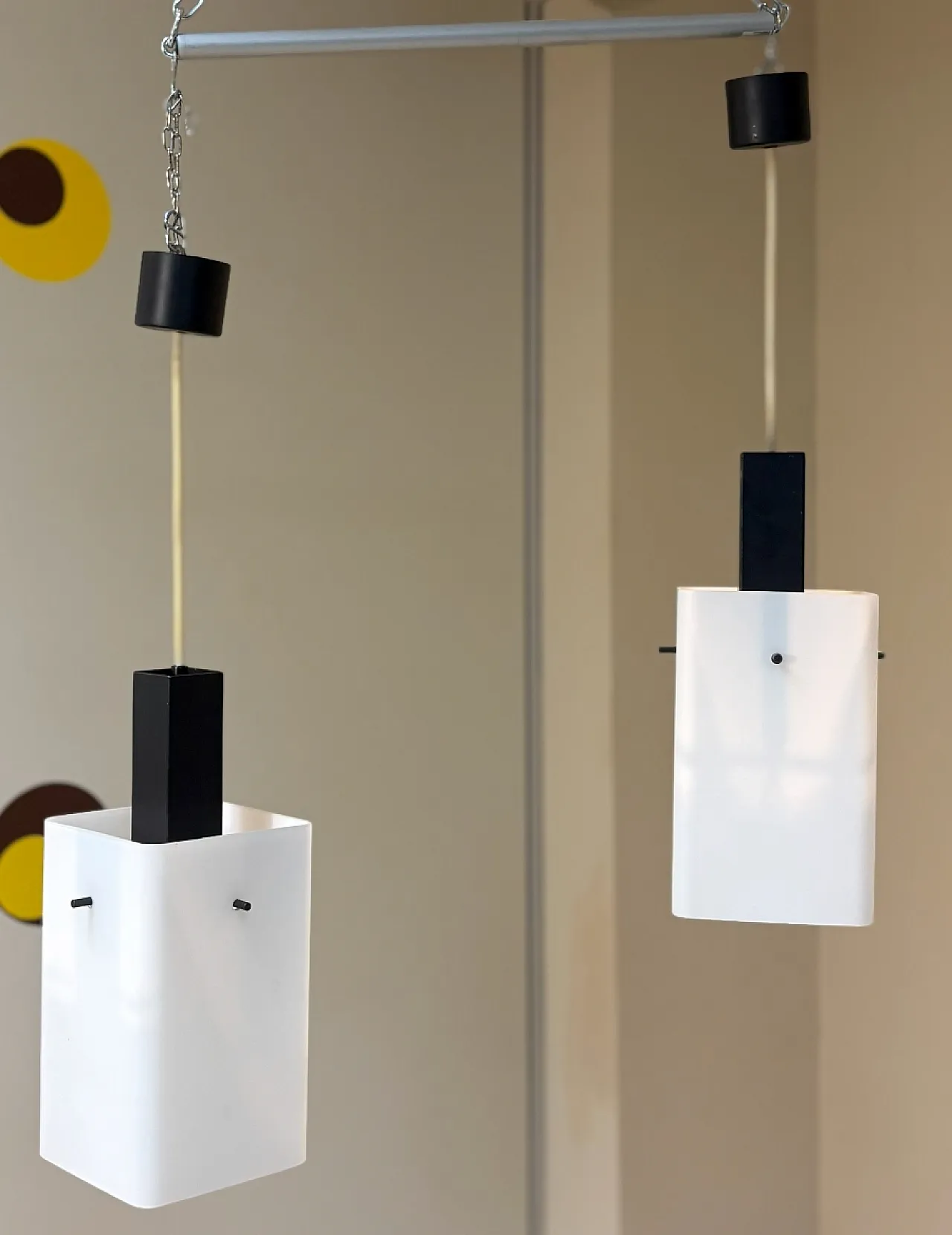 Coppia di lampade in vetro opalino e metallo di Stilux Milano,anni '60 2