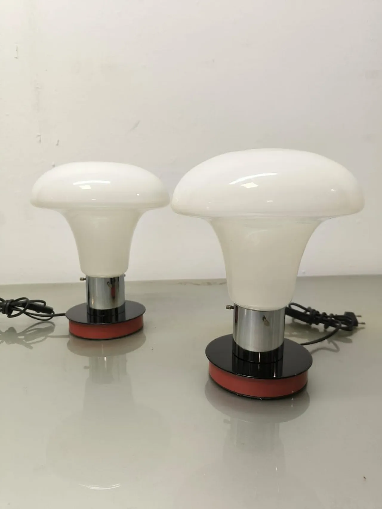 Lampada da tavolo Space Age in vetro bianco, anni '70 1