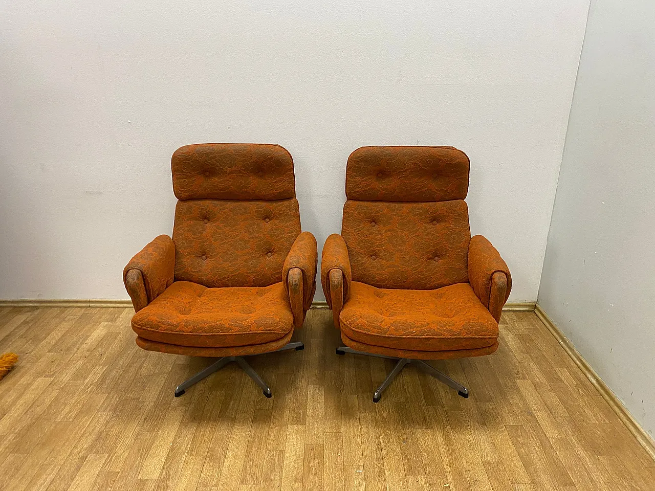 Poltrona girevole di Gerald Neusser, anni '70 11