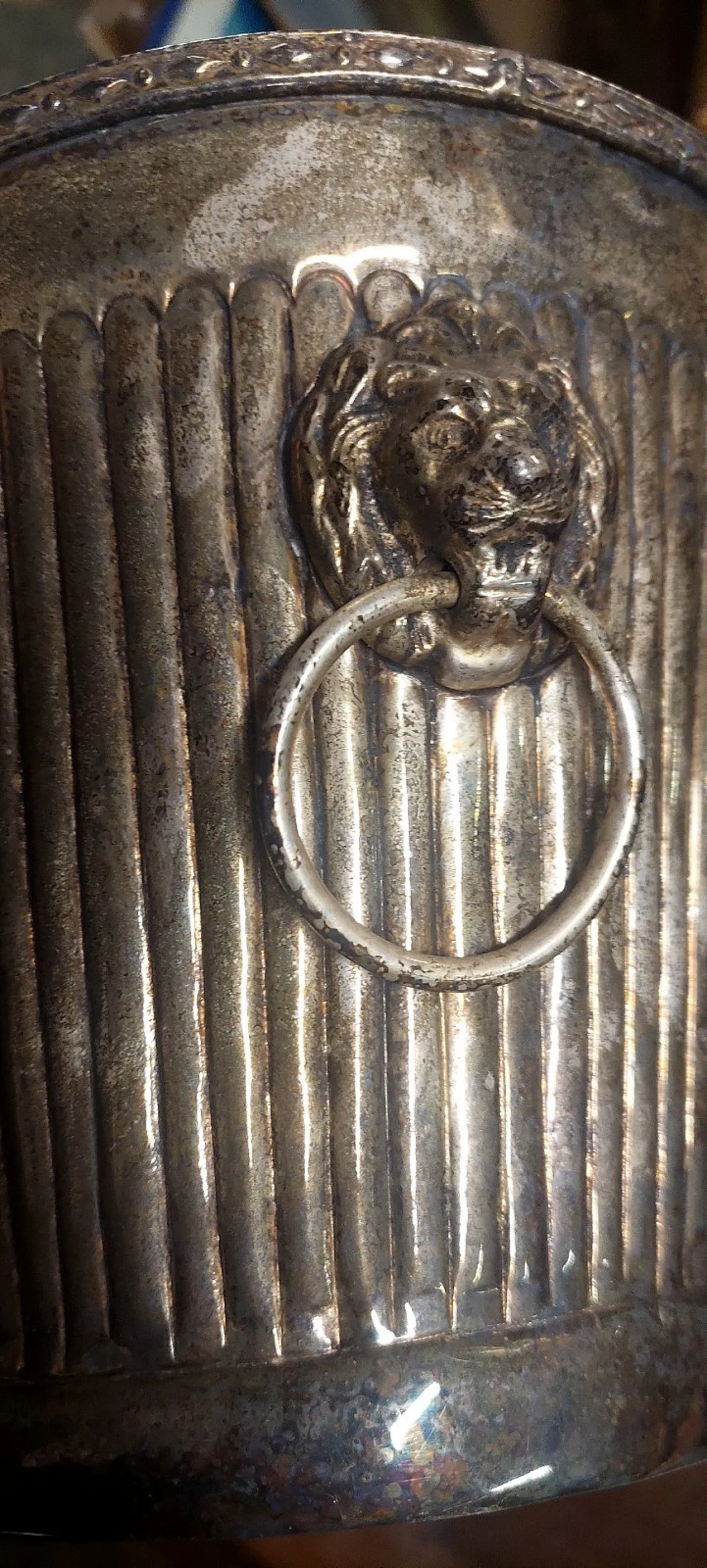 Ice bucket with lion-shaped handles, 20th century 4