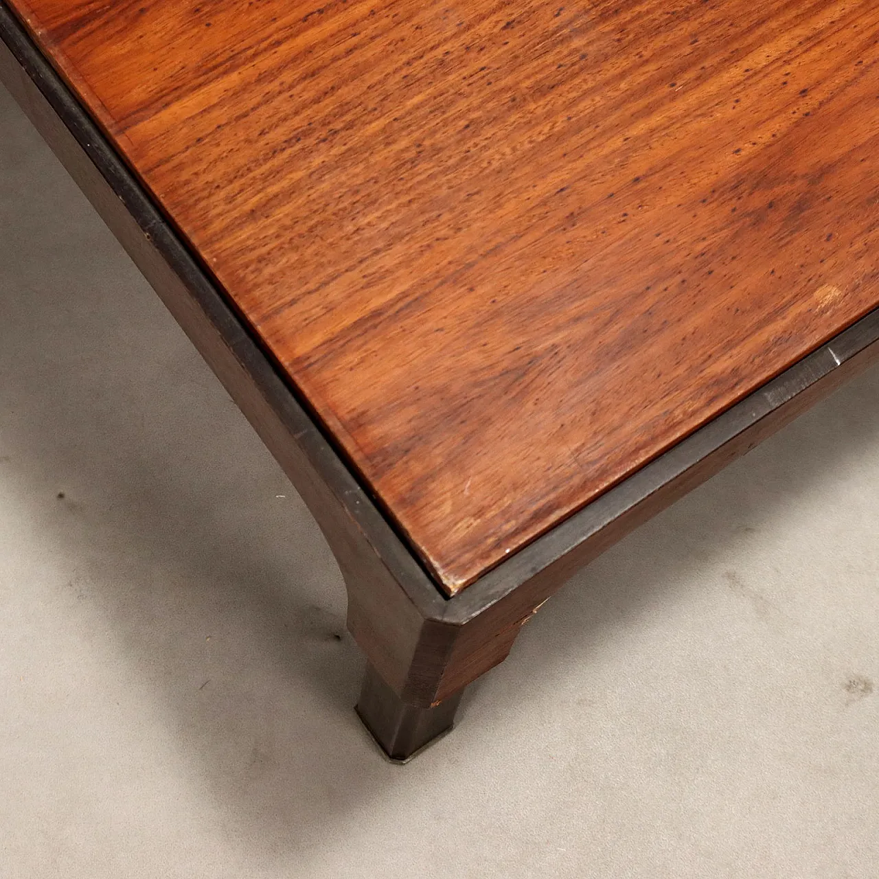 Tavolino con impiallacciatura di legno esotico e metallo, '900 5