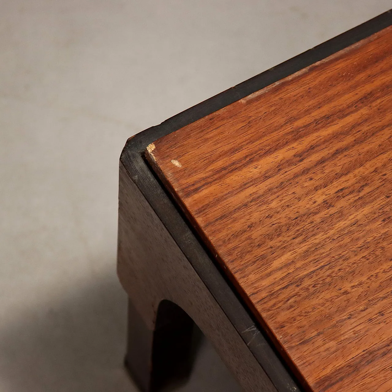 Tavolino con impiallacciatura di legno esotico e metallo, '900 6