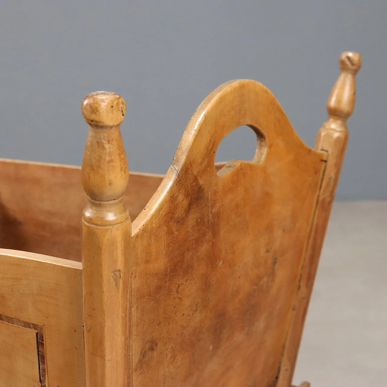 Culla in legno di frutto con finiture in acero e lati in viola, '800 5