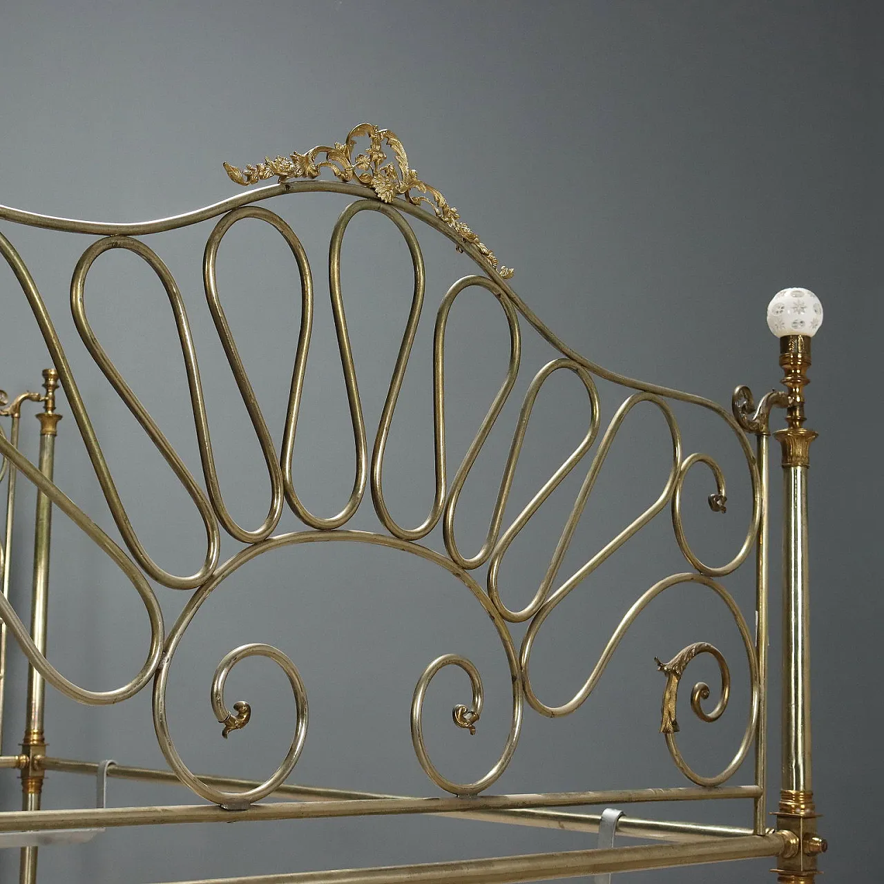 Letto in ottone e bronzo con motivi a foglie, volute e floreali, '800 8