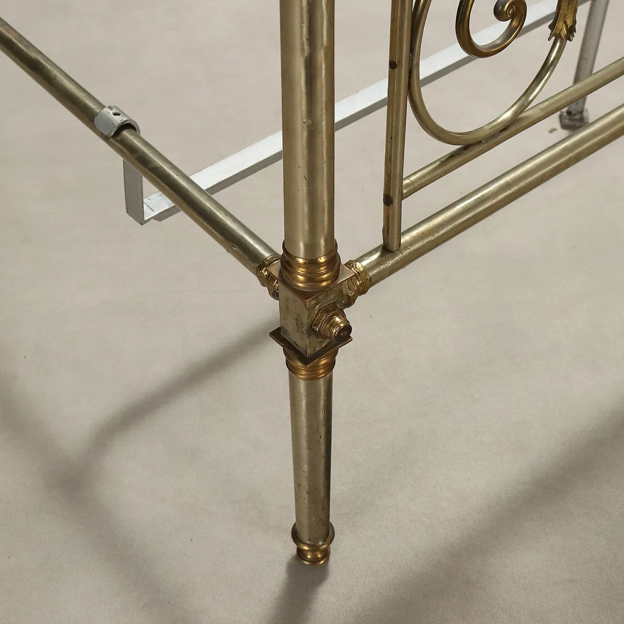 Letto in ottone e bronzo con motivi a foglie, volute e floreali, '800 9