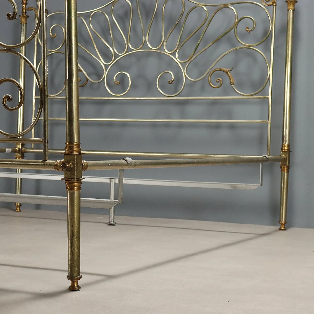 Letto in ottone e bronzo con motivi a foglie, volute e floreali, '800 10