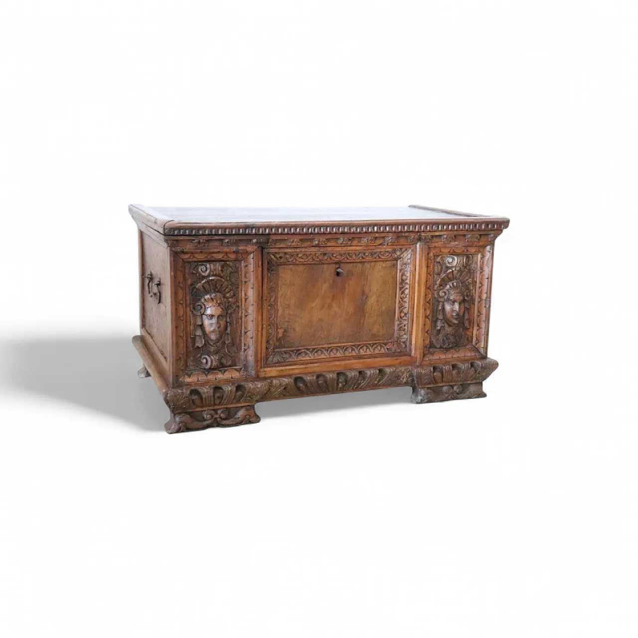 Chest in carved walnut, 17th century 17