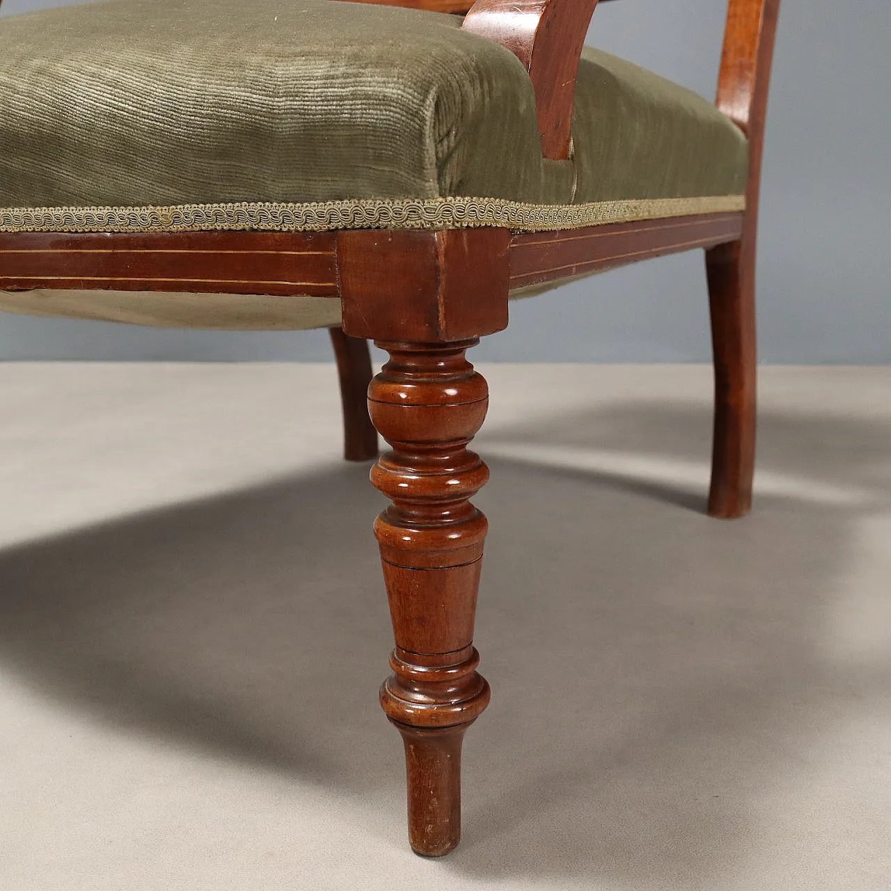 Coppia di poltrone in mogano e acero con intarsi, fine '800 9