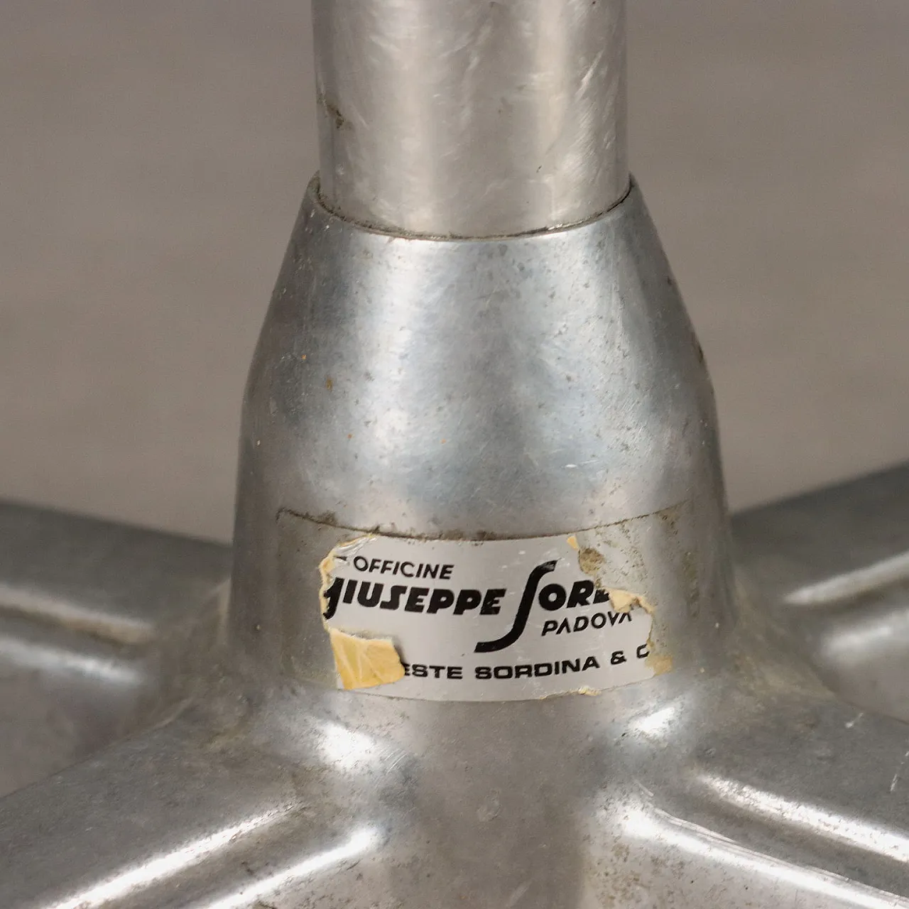 Coppia di sgabelli in metallo con seduta regolabile, '900 5