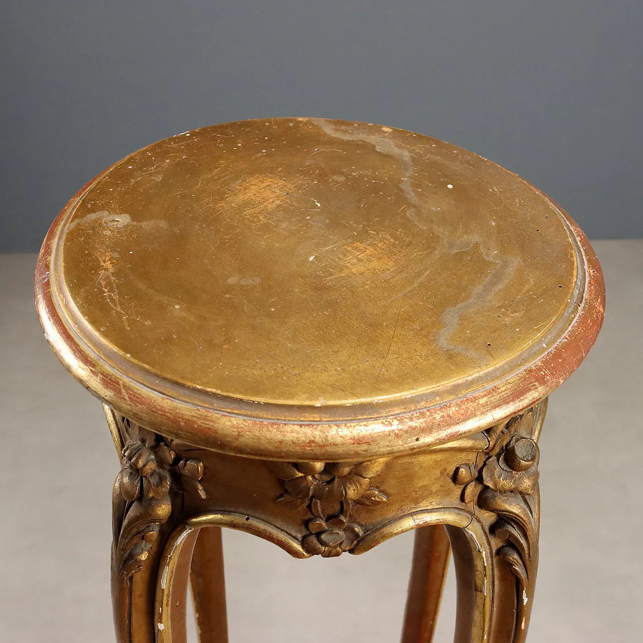 Carved and gilded wooden vase holder, late 19th century 6
