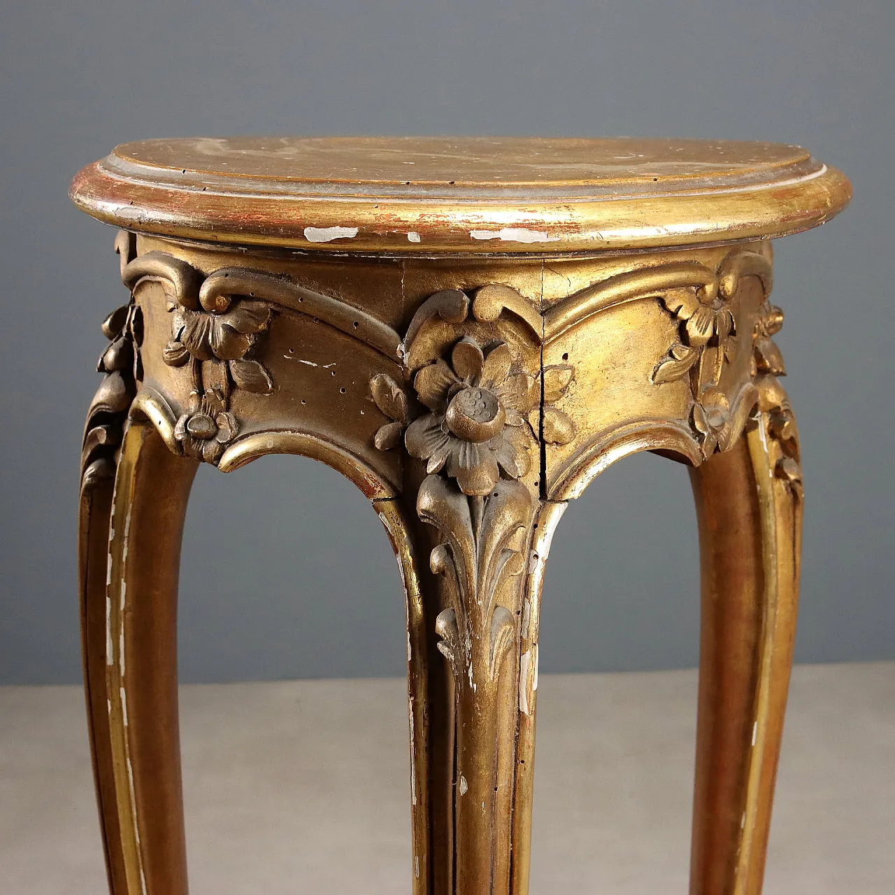 Carved and gilded wooden vase holder, late 19th century 7