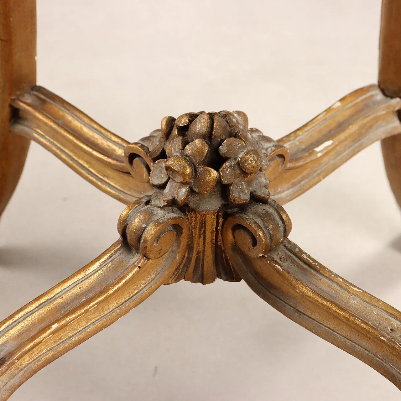 Carved and gilded wooden vase holder, late 19th century 9