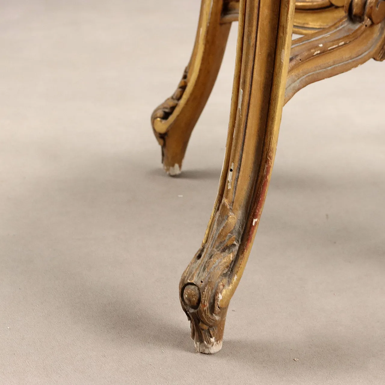 Carved and gilded wooden vase holder, late 19th century 10