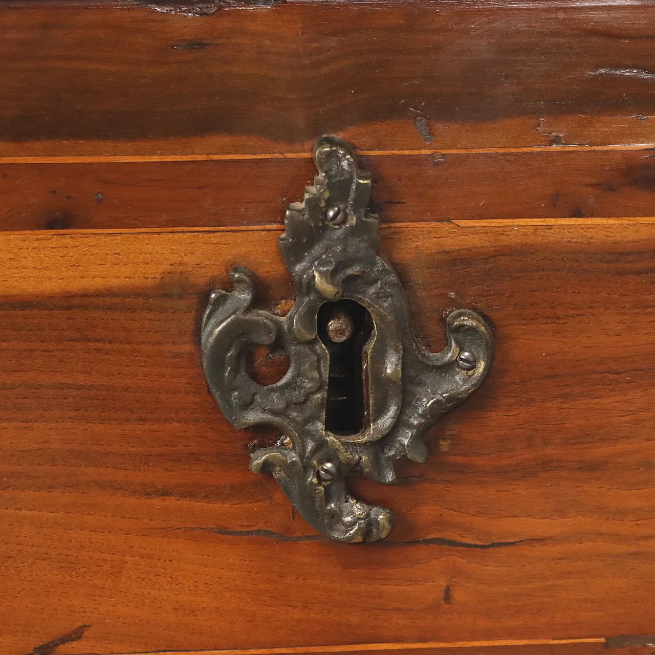 Three-drawer chest of drawers in wood and bronze, 18th century 7