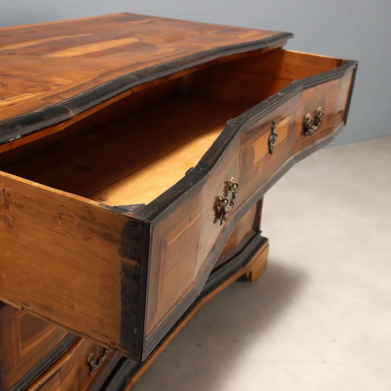 Three-drawer chest of drawers in wood and bronze, 18th century 8