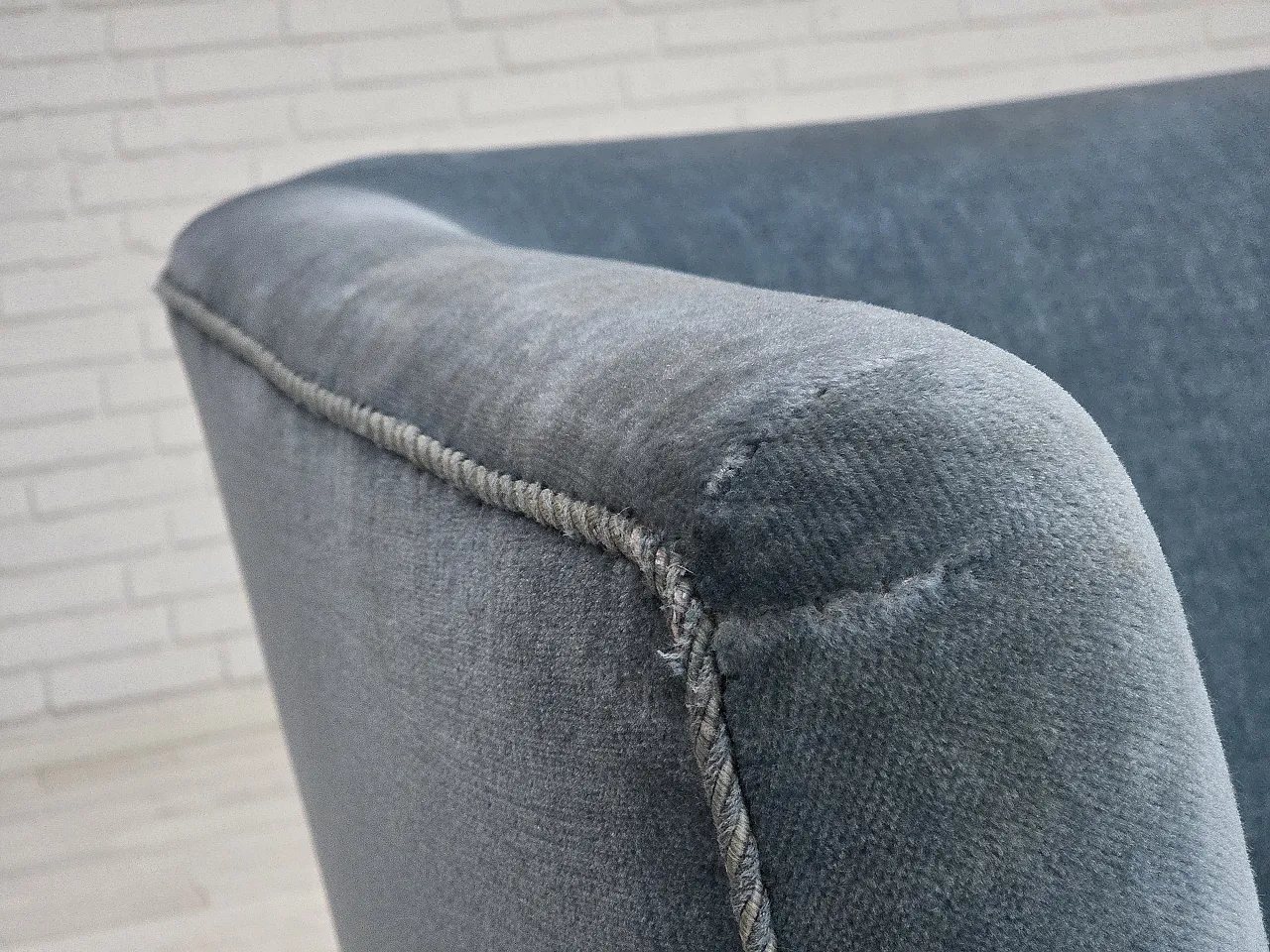 Divano danese a 2 posti in velluto blu, gambe in quercia, Anni '70 4