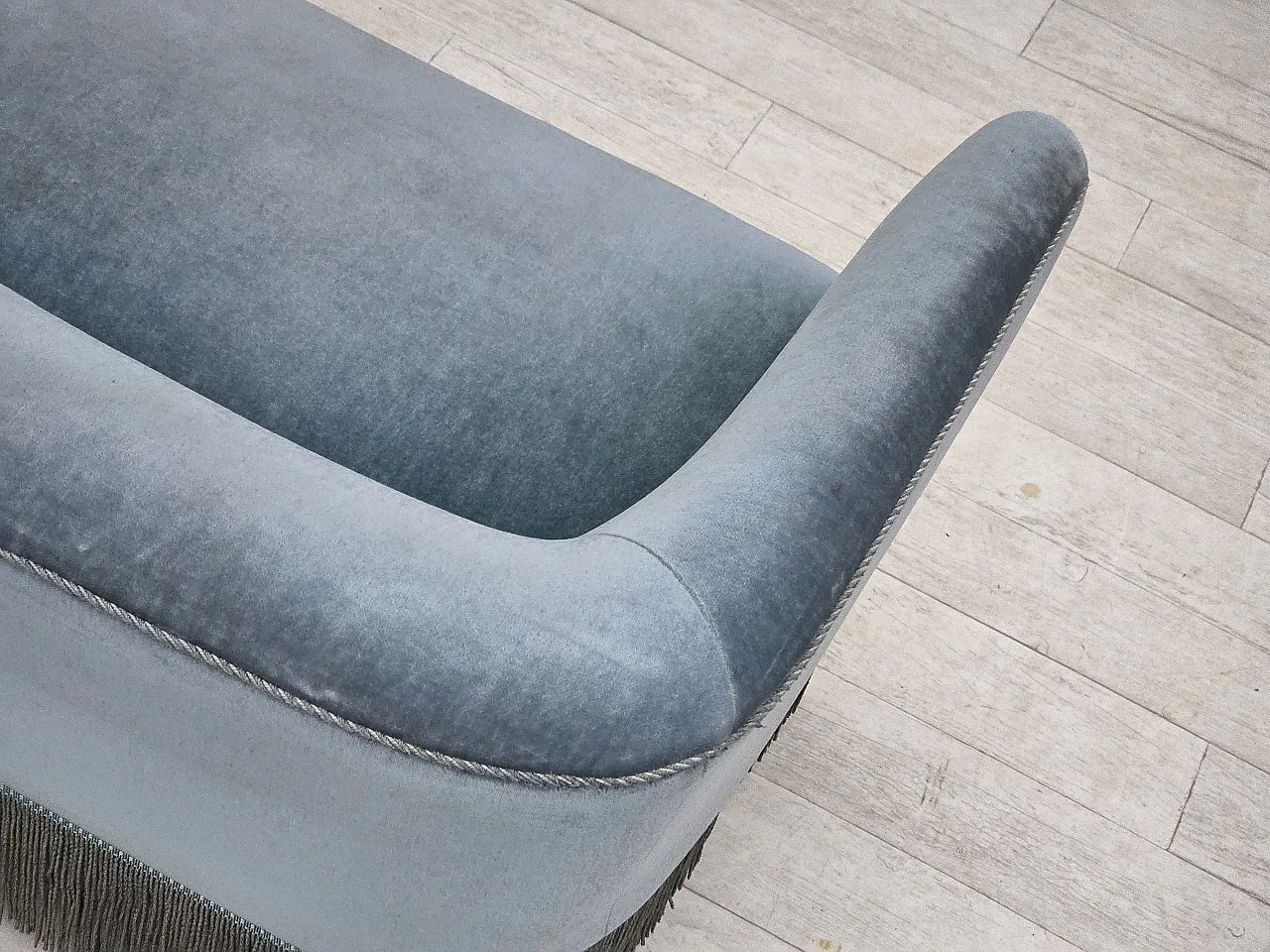 Divano danese a 2 posti in velluto blu, gambe in quercia, Anni '70 12