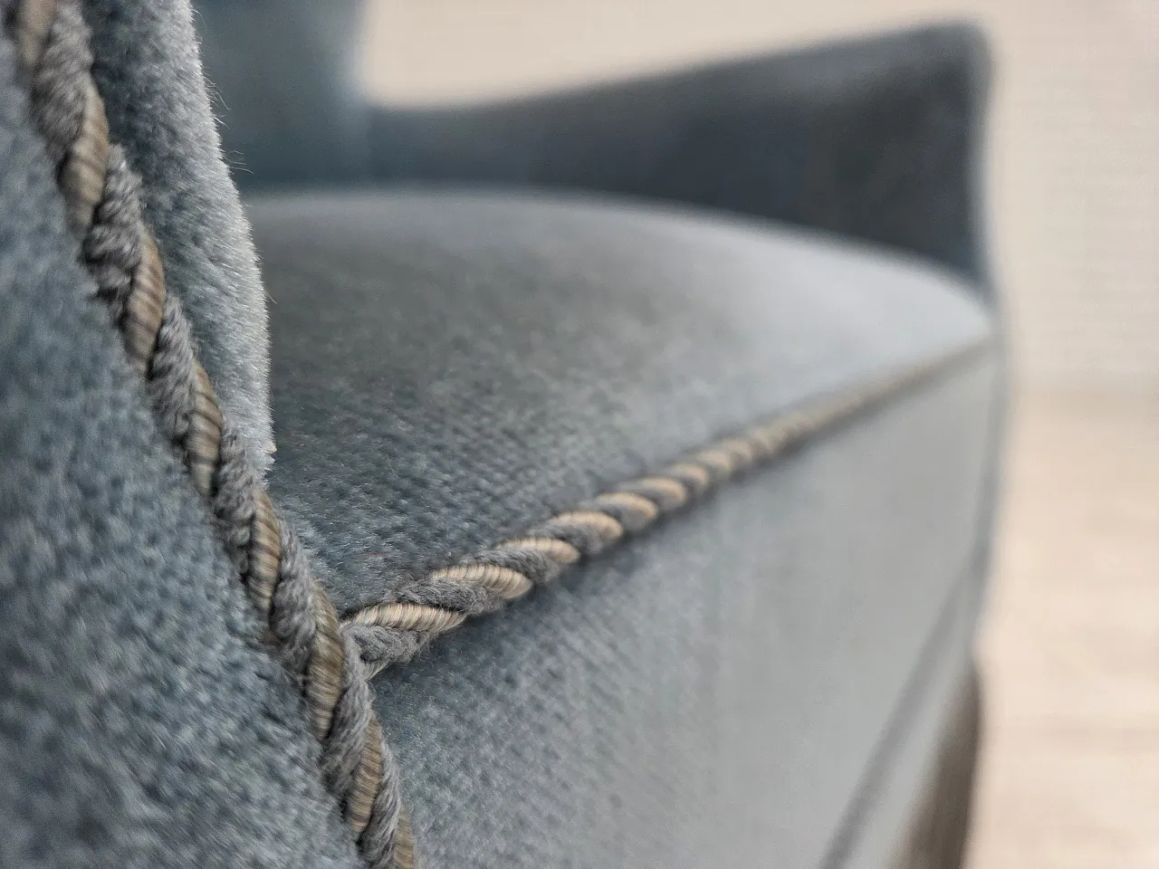 oltrona danese con poggiapiedi, velluto e quercia, anni '70 5