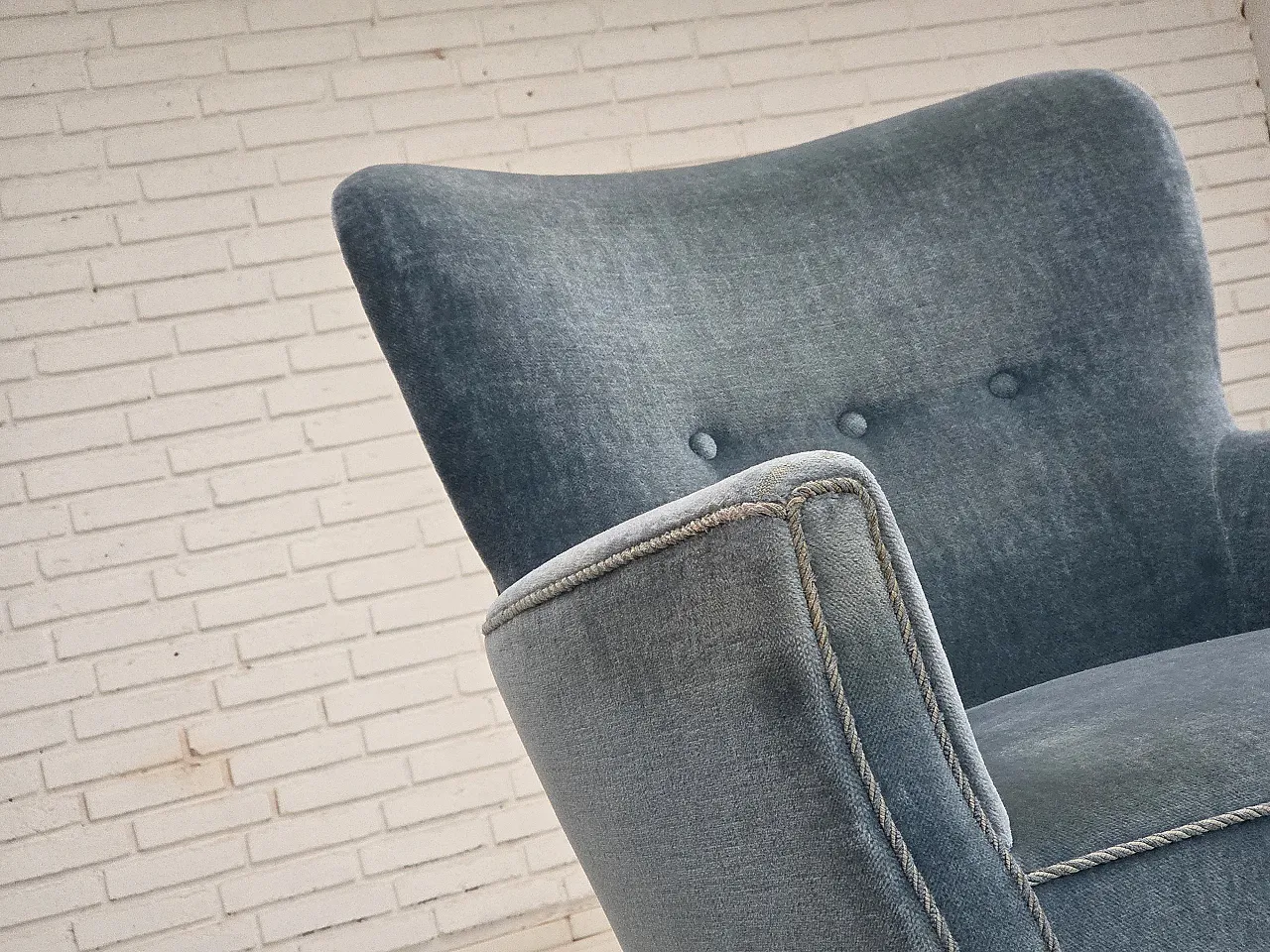 oltrona danese con poggiapiedi, velluto e quercia, anni '70 7