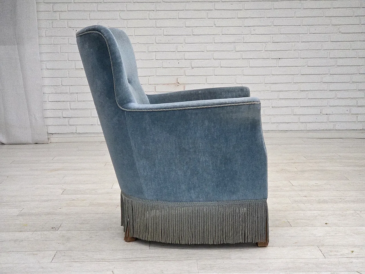 oltrona danese con poggiapiedi, velluto e quercia, anni '70 9