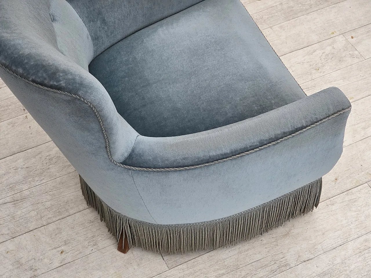 oltrona danese con poggiapiedi, velluto e quercia, anni '70 11