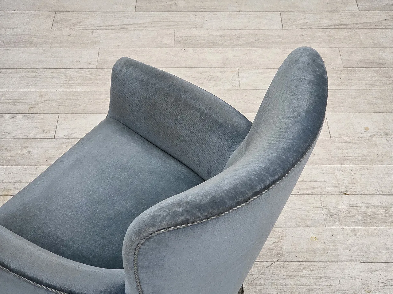 oltrona danese con poggiapiedi, velluto e quercia, anni '70 15