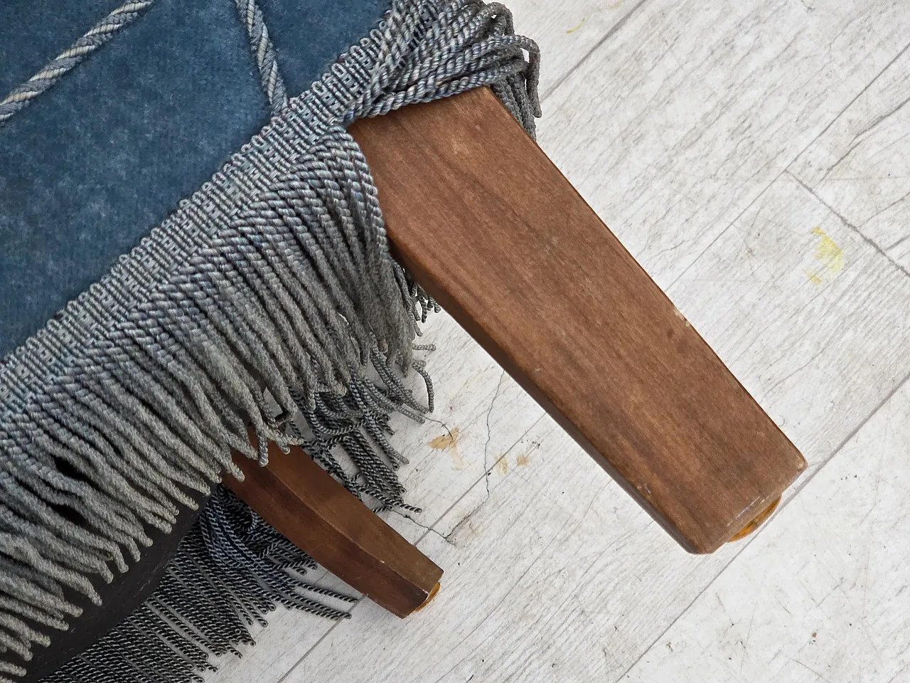 oltrona danese con poggiapiedi, velluto e quercia, anni '70 20