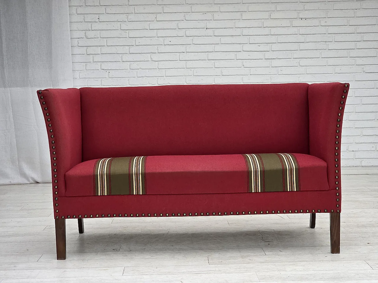 Divano danese a 2 posti in lana rossa, legno di frassino, anni '70 1