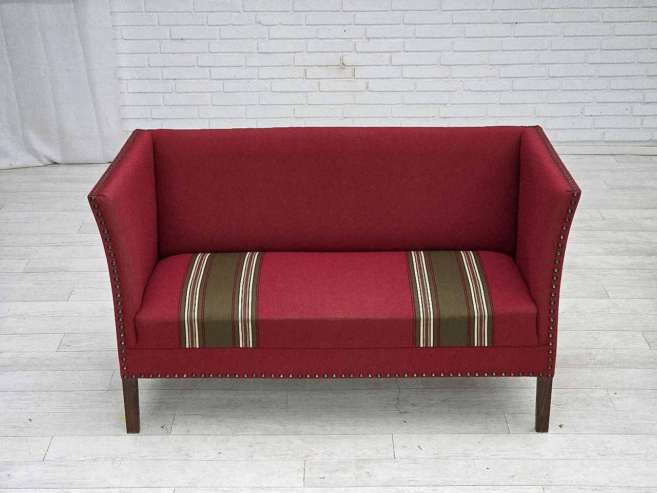Divano danese a 2 posti in lana rossa, legno di frassino, anni '70 2