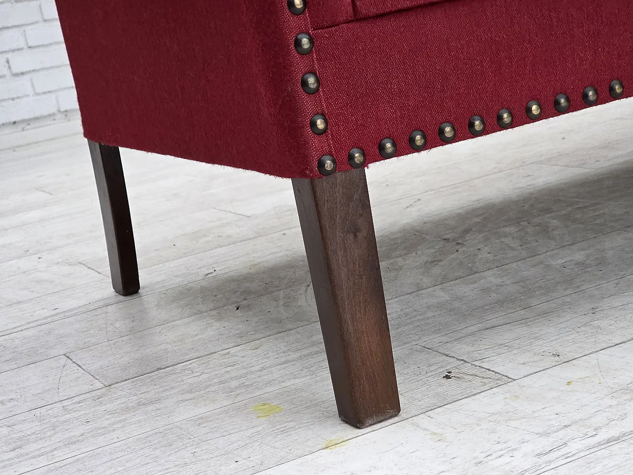 Divano danese a 2 posti in lana rossa, legno di frassino, anni '70 3