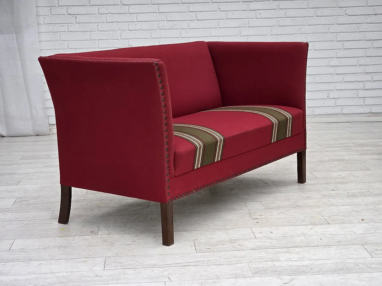 Divano danese a 2 posti in lana rossa, legno di frassino, anni '70 6