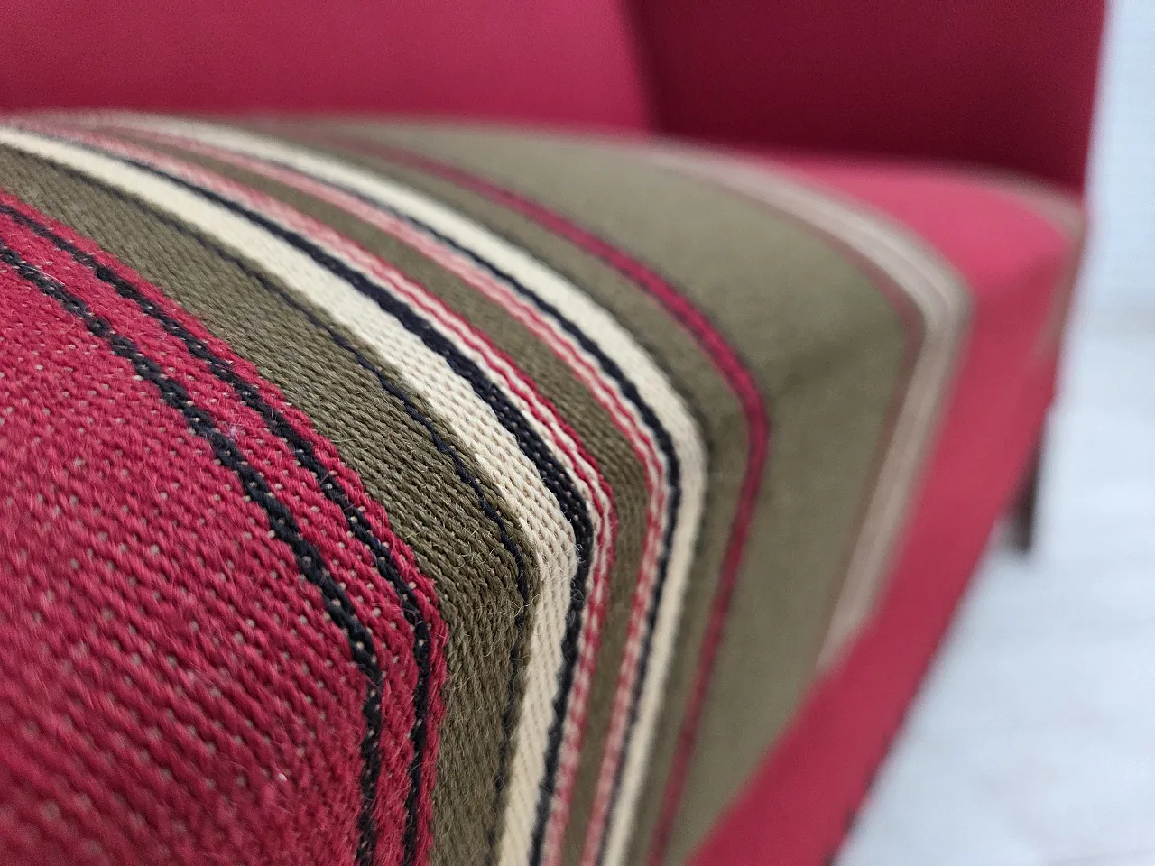 Divano danese a 2 posti in lana rossa, legno di frassino, anni '70 7