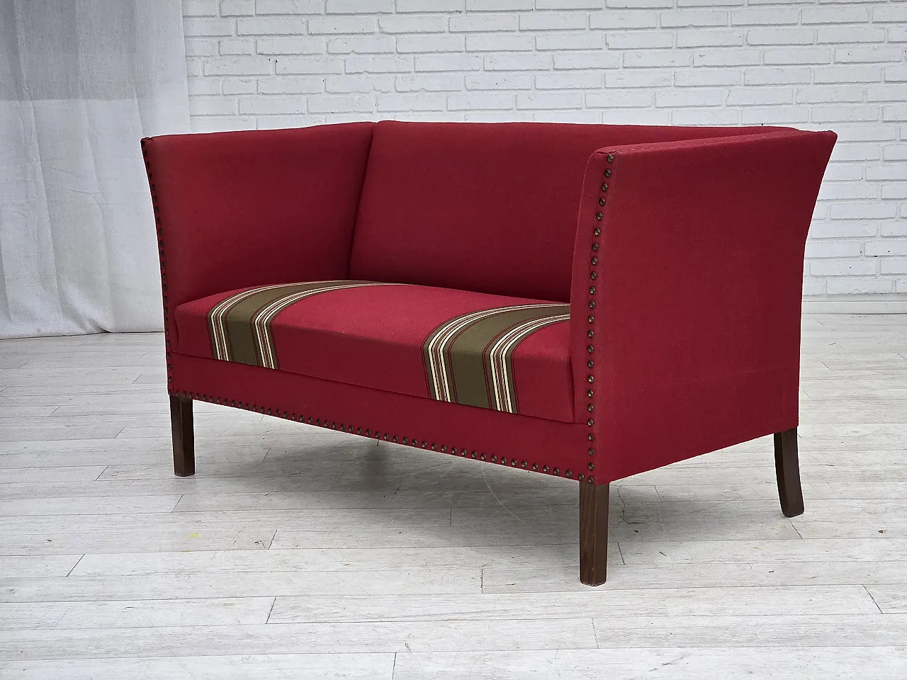 Divano danese a 2 posti in lana rossa, legno di frassino, anni '70 15