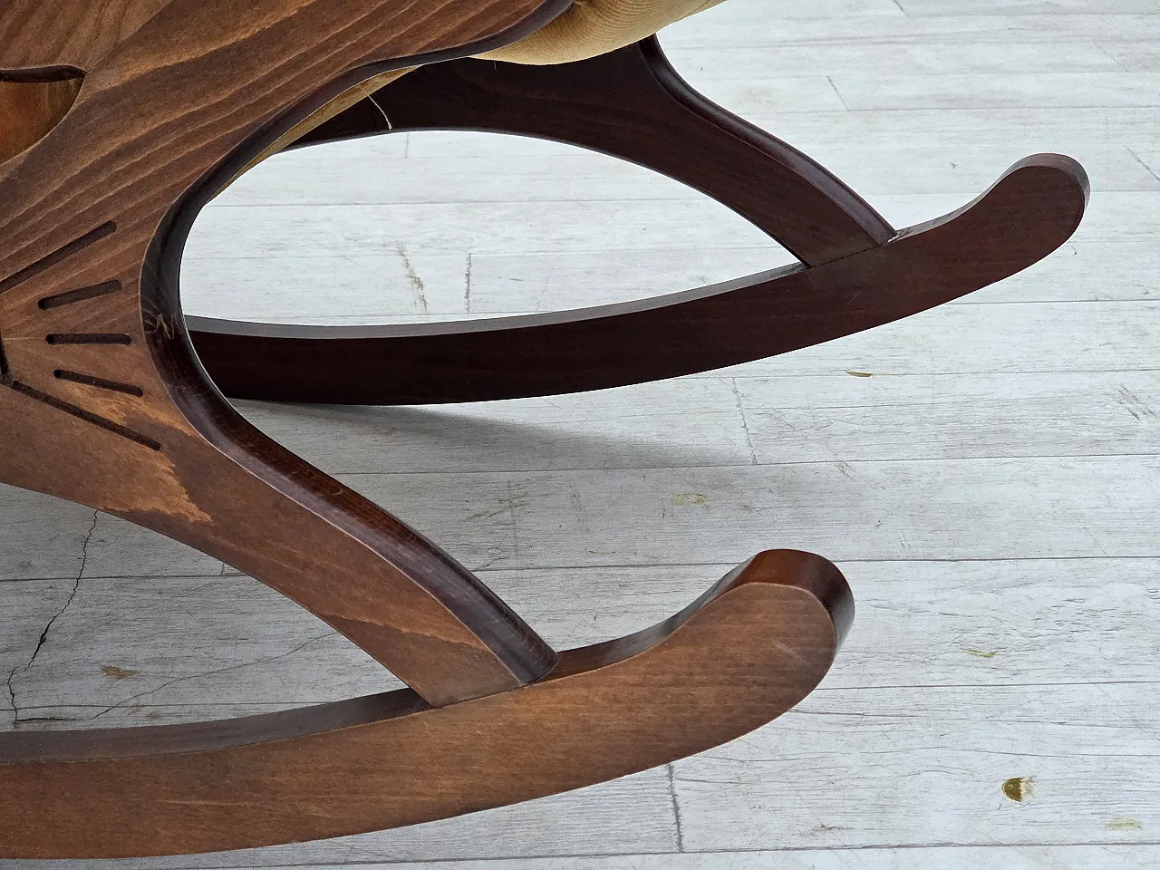 Sedia a dondolo scandinava in velluto, legno di faggio scuro, anni '60 2